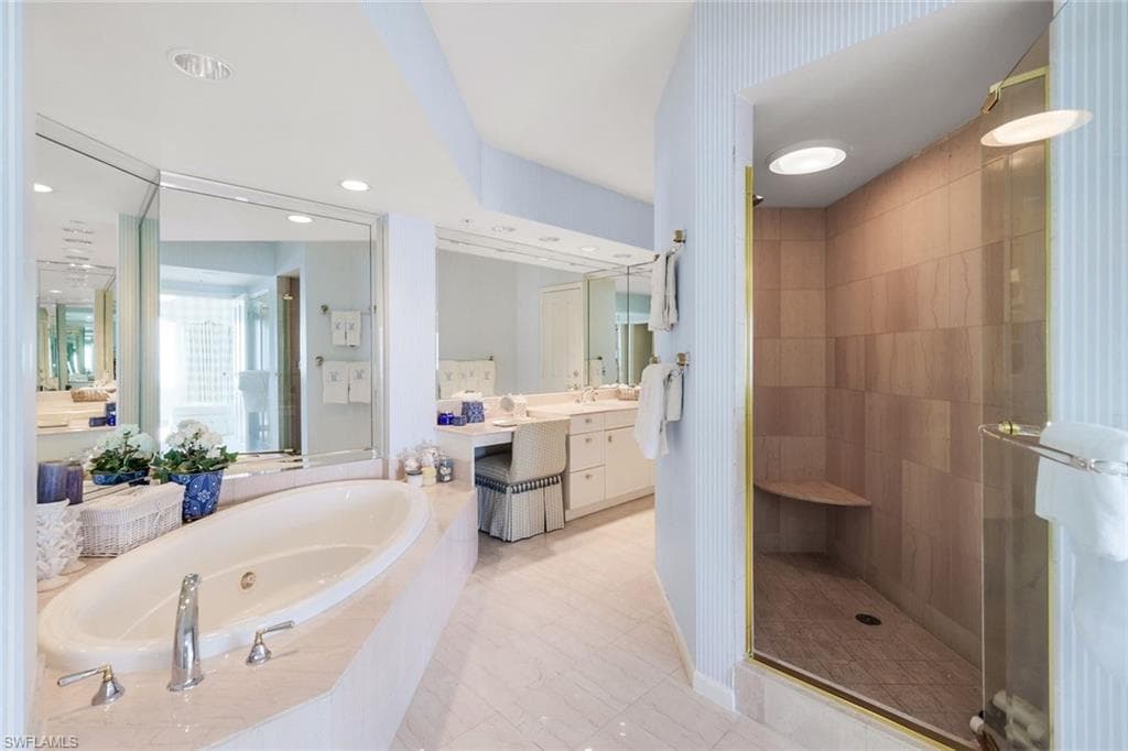 8231 Bay Colony Dr 903, Naples, FL 34108-28