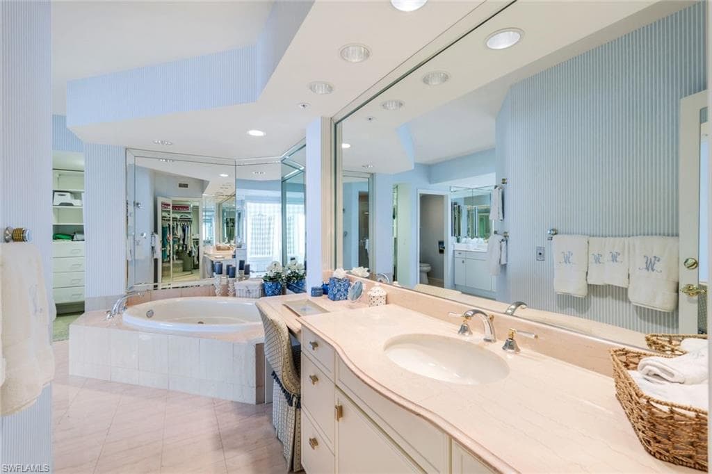 8231 Bay Colony Dr 903, Naples, FL 34108-34