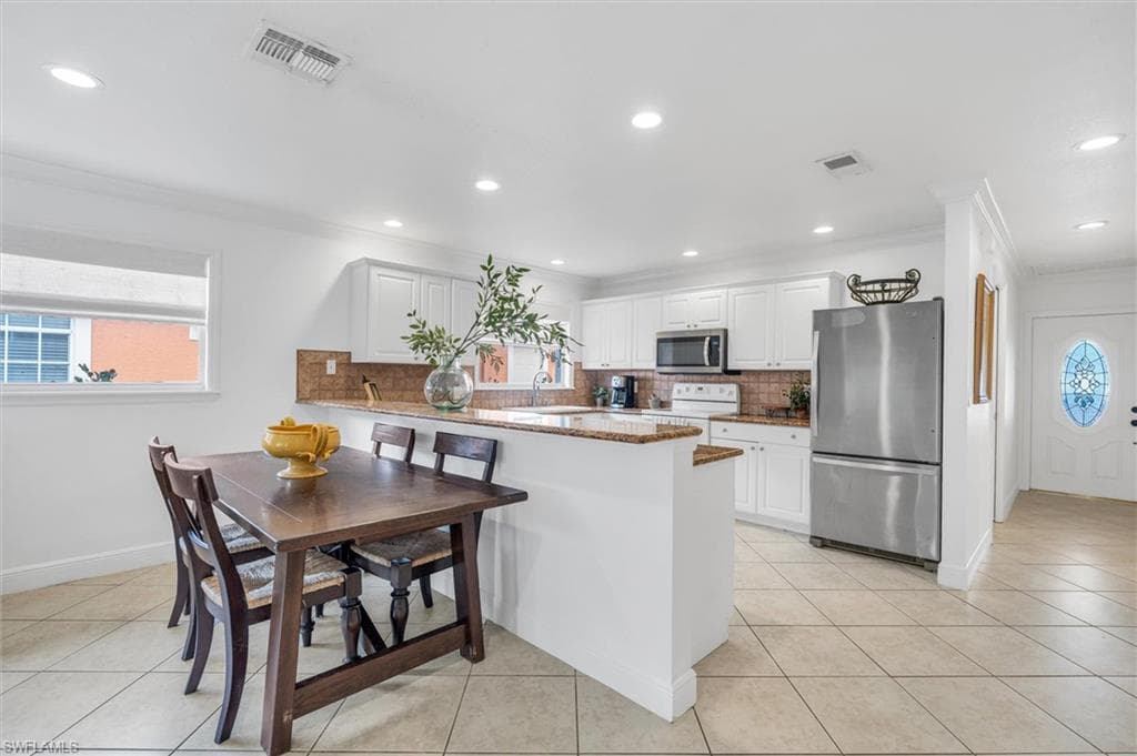 826 109th Ave N, Naples, FL 34108-1