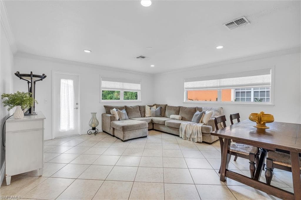 826 109th Ave N, Naples, FL 34108-5