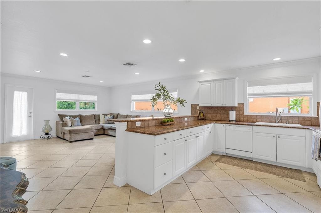 826 109th Ave N, Naples, FL 34108-7