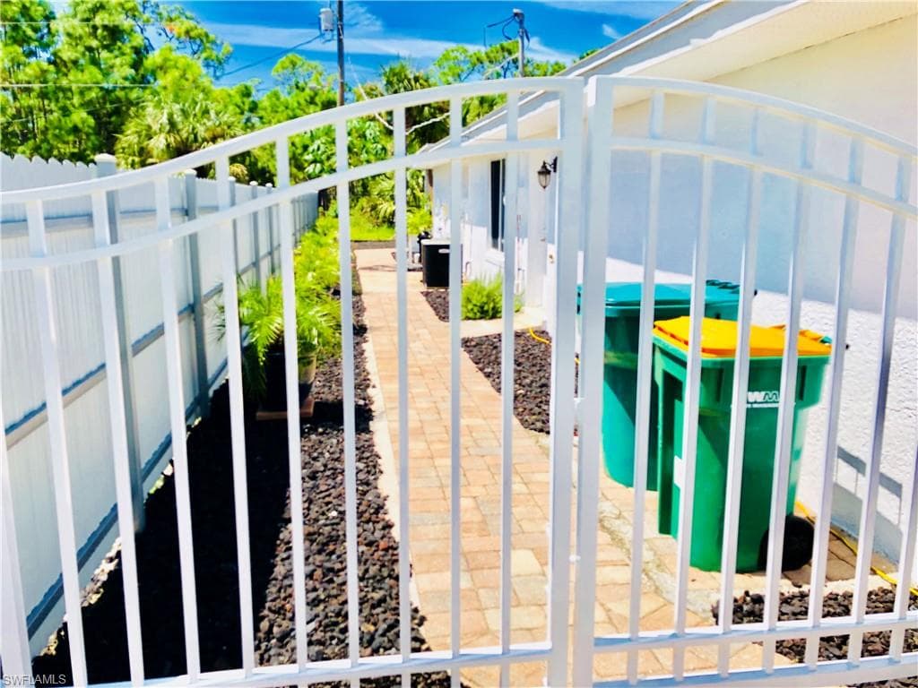 283 Cypress Way W, Naples, FL 34110-4