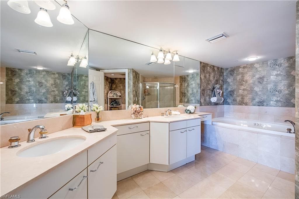 4021 Gulf Shore Blvd N 1006, Naples, FL 34103-13