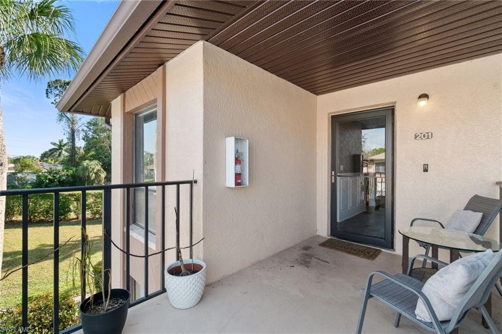 248 Pebble Beach Cir G201, Naples, FL 34113-4