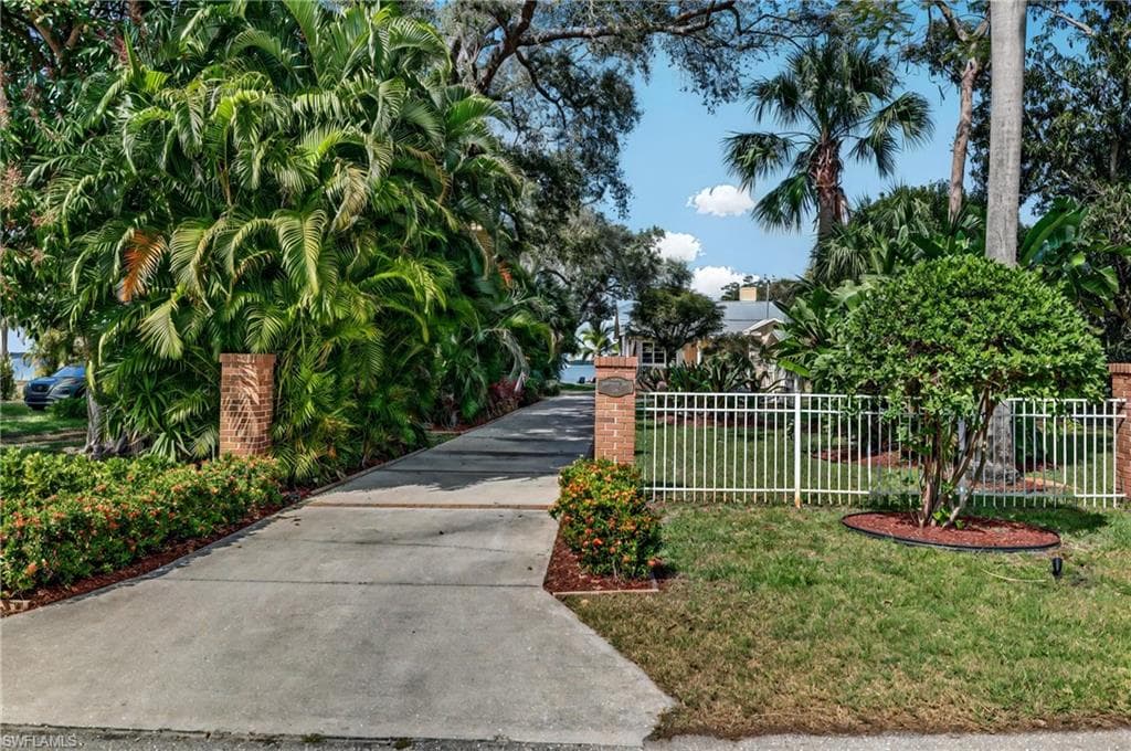 3385 Riverside Dr, Fort Myers, FL 33916-3