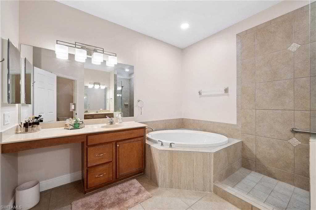12858 Carrington Cir 8-201, Naples, FL 34105-25