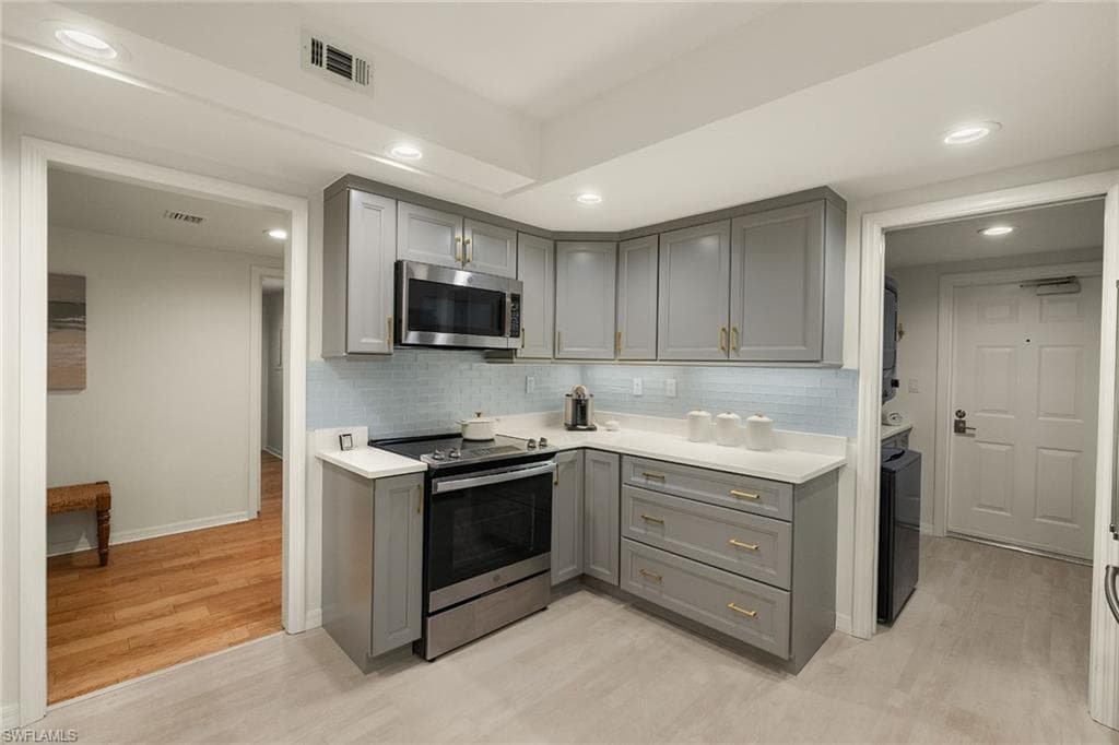 6075 Pelican Bay Blvd 202, Naples, FL 34108-6