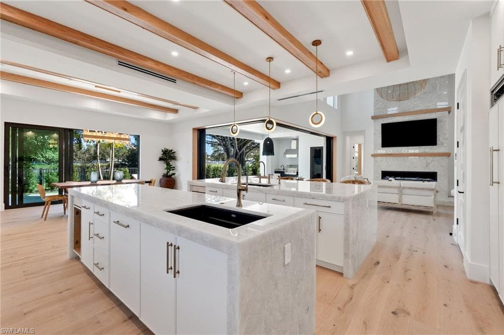 565 Whispering Pine Ln, Naples, FL 34103-10