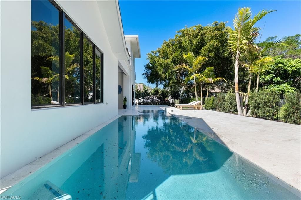 565 Whispering Pine Ln, Naples, FL 34103-44