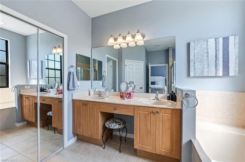 15064 Summit Place Cir, Naples, FL 34119-15