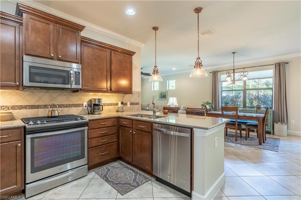7167 Live Oak Dr, Naples, FL 34114-4