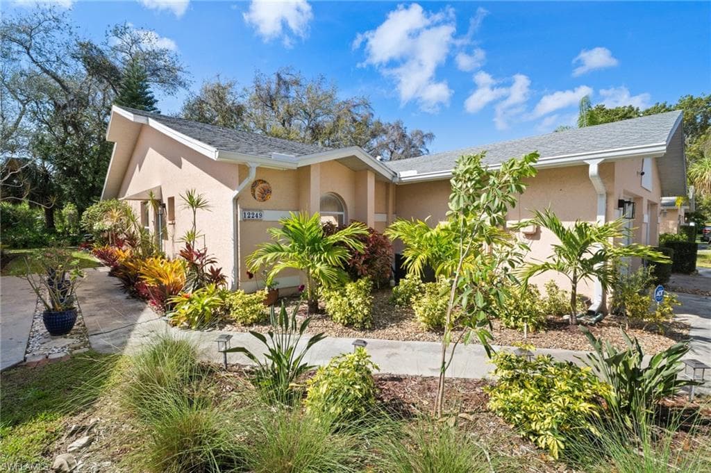12249 Londonderry Ln, Bonita Springs, FL 34135-1