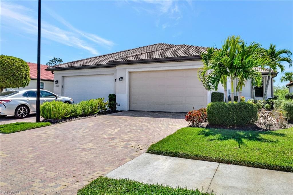 1570 Oceania Dr S, Naples, FL 34113-2