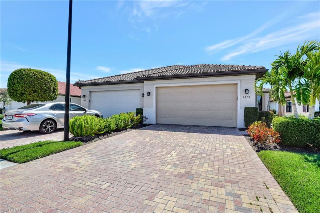 1570 Oceania Dr S, Naples, FL 34113-39