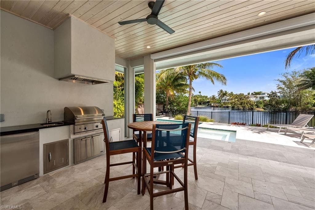 1050 11th St N, Naples, FL 34102-12