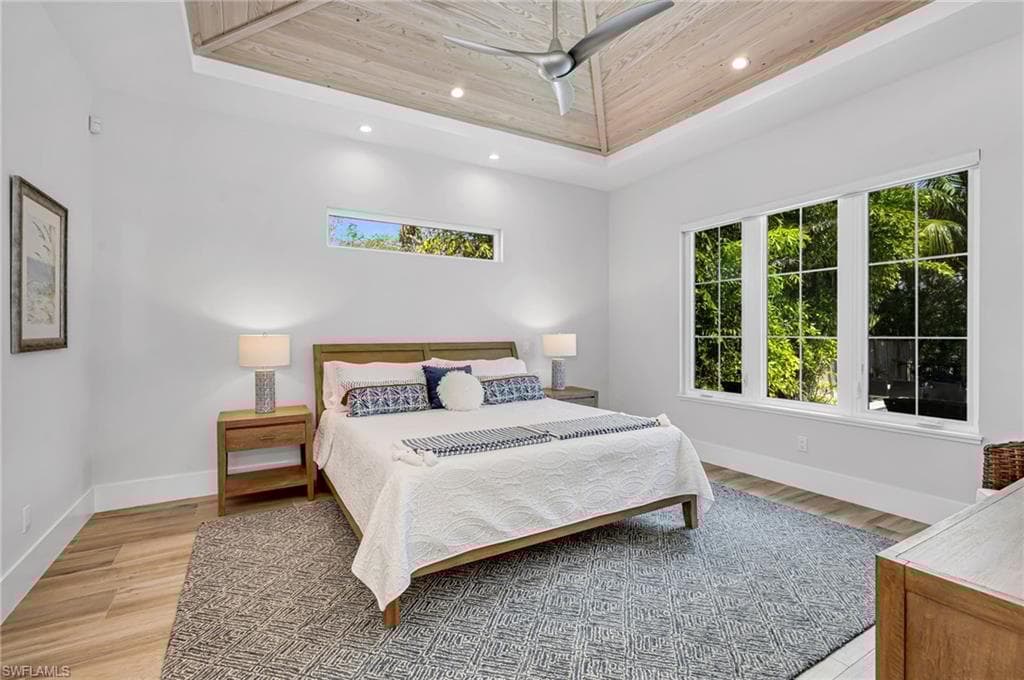 1050 11th St N, Naples, FL 34102-14