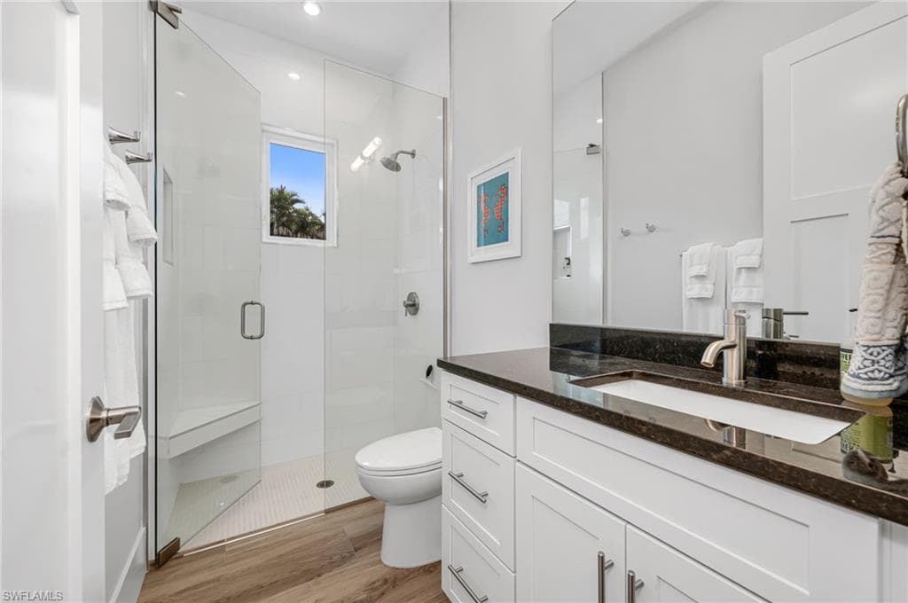 1050 11th St N, Naples, FL 34102-17