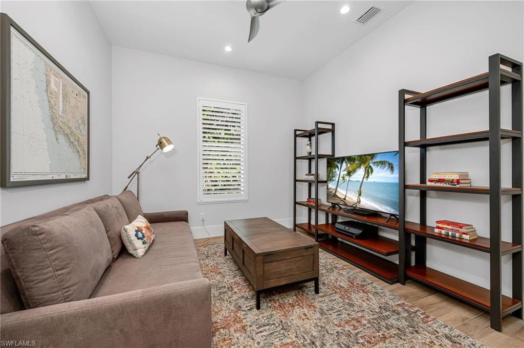 1050 11th St N, Naples, FL 34102-19