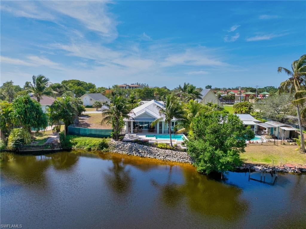 1050 11th St N, Naples, FL 34102-23
