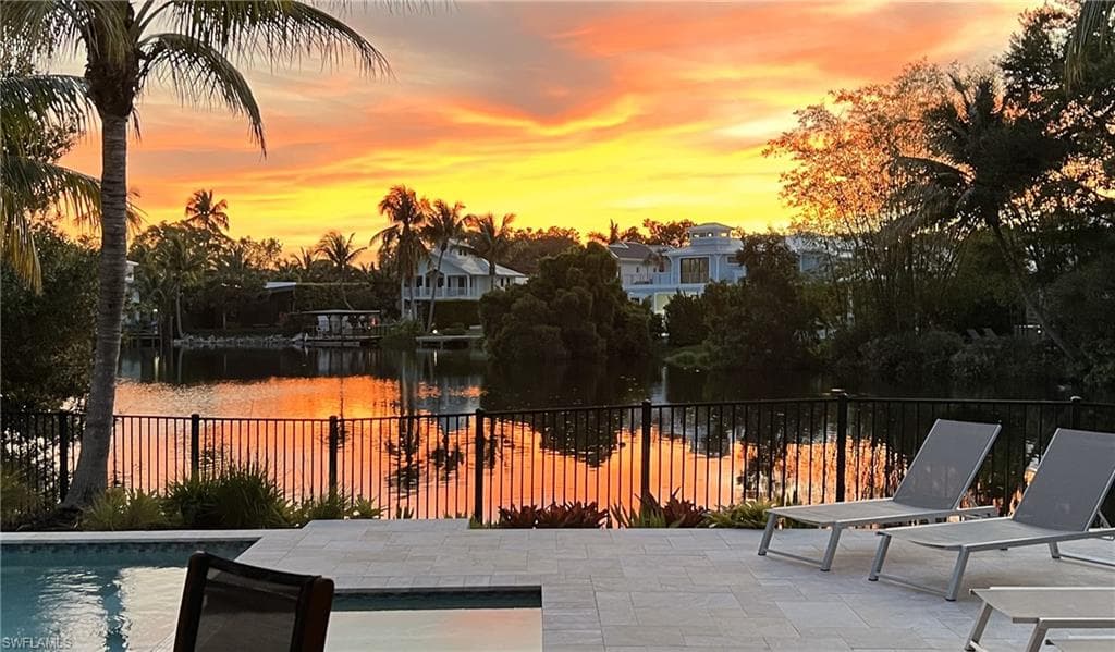 1050 11th St N, Naples, FL 34102-2