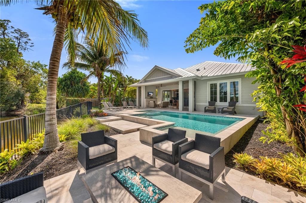 1050 11th St N, Naples, FL 34102-3