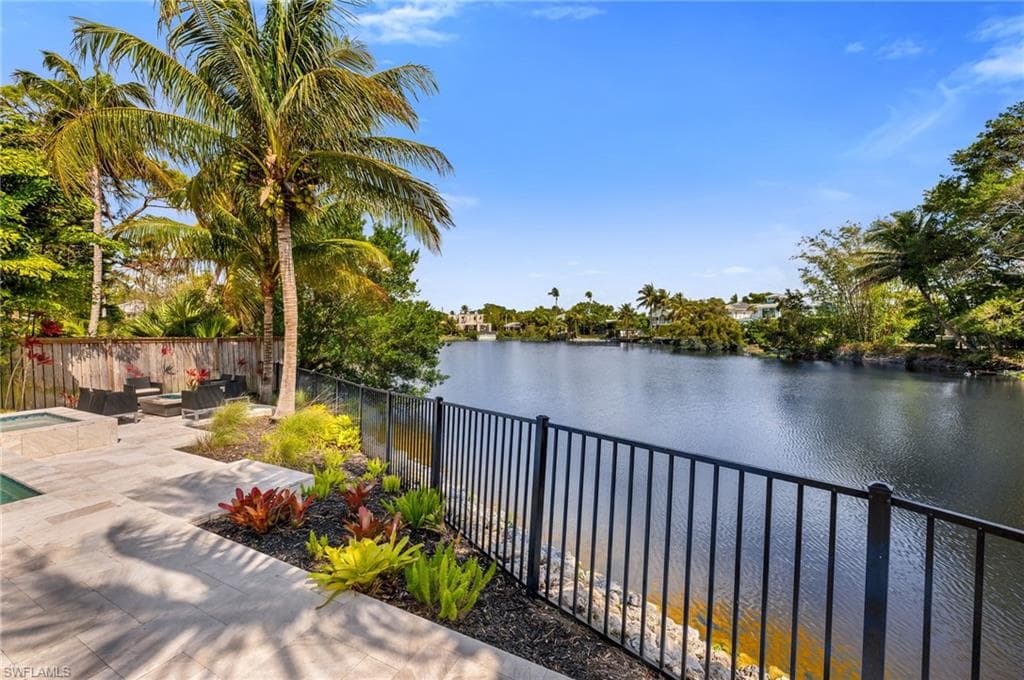 1050 11th St N, Naples, FL 34102-4