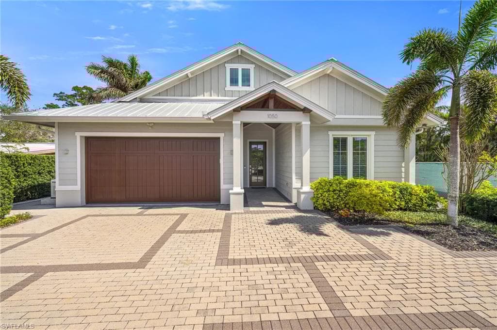 1050 11th St N, Naples, FL 34102-5
