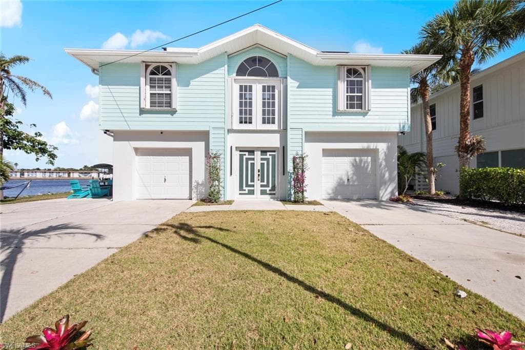 1555 Airway Dr, Naples, FL 34104-1