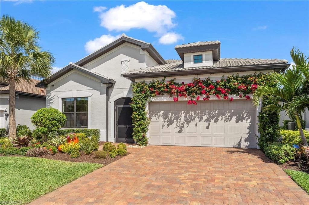 9721 Everglades Dr, Naples, FL 34120-1