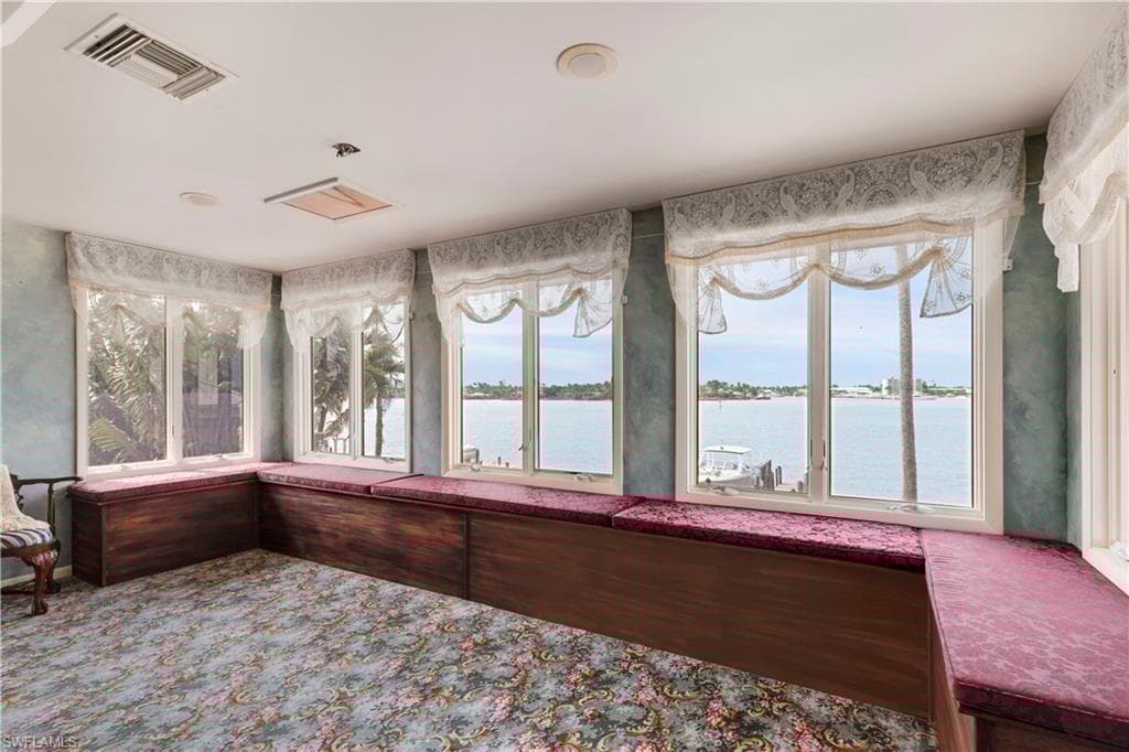 1535 Dolphin Ln, Naples, FL 34102-21