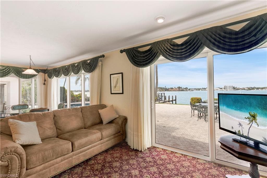 1535 Dolphin Ln, Naples, FL 34102-26