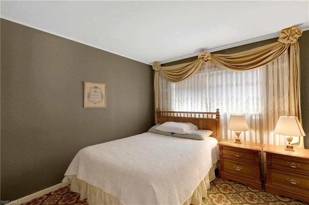 1535 Dolphin Ln, Naples, FL 34102-28