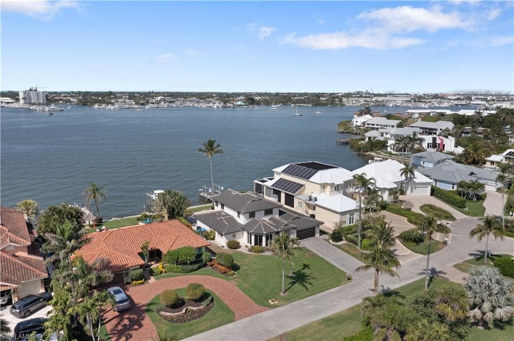 1535 Dolphin Ln, Naples, FL 34102-32