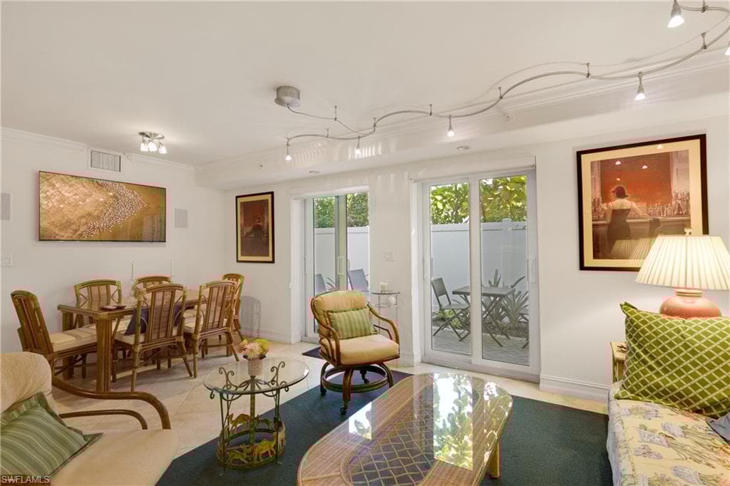445 3rd Ave S 102, Naples, FL 34102-9