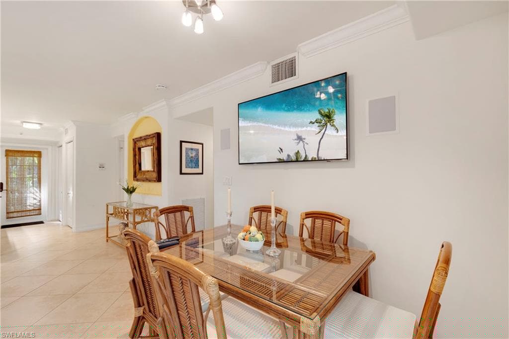 445 3rd Ave S 102, Naples, FL 34102-10