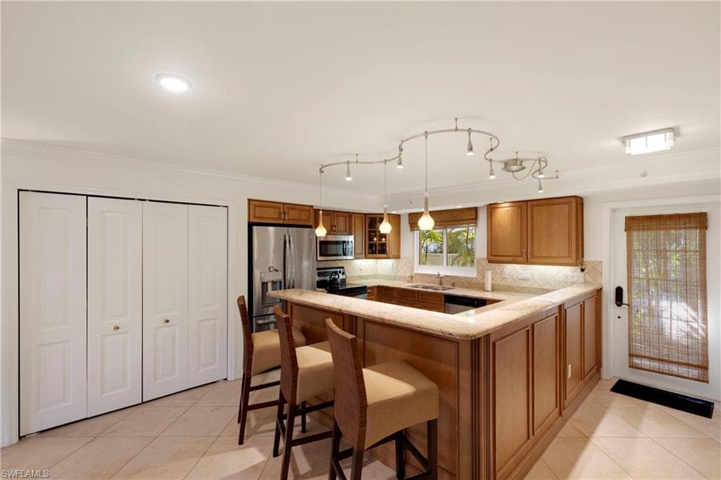 445 3rd Ave S 102, Naples, FL 34102-15