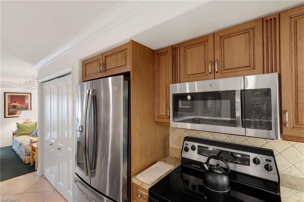 445 3rd Ave S 102, Naples, FL 34102-20