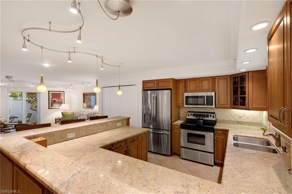 445 3rd Ave S 102, Naples, FL 34102-21