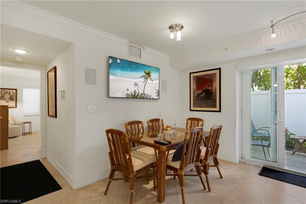 445 3rd Ave S 102, Naples, FL 34102-25