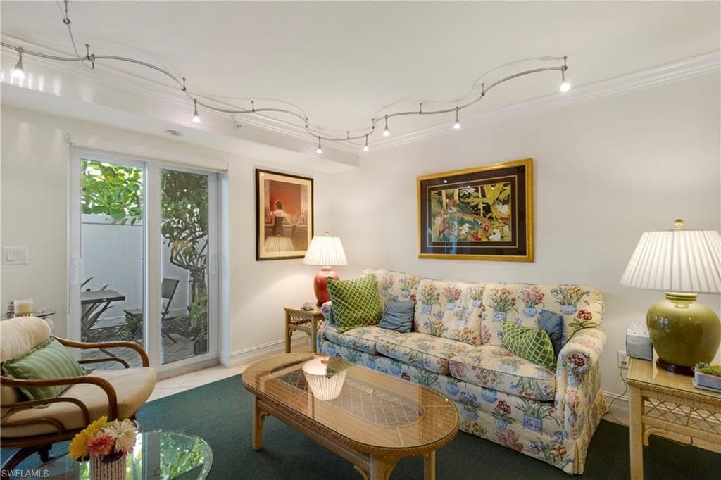 445 3rd Ave S 102, Naples, FL 34102-27