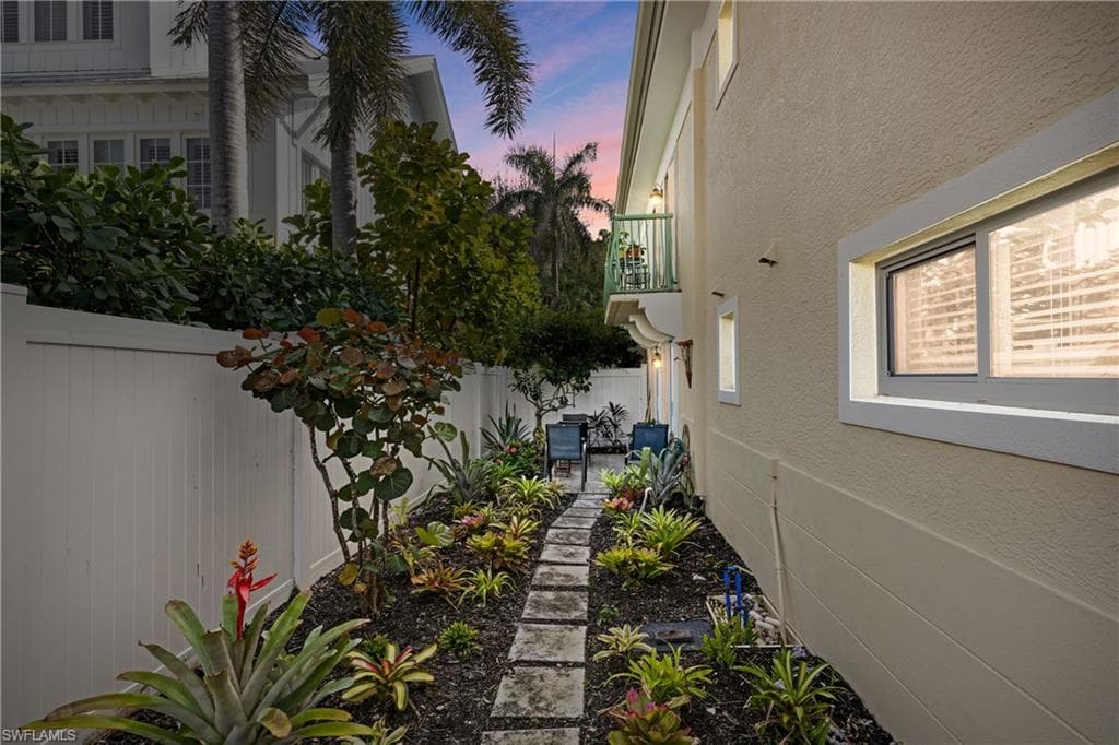 445 3rd Ave S 102, Naples, FL 34102-4