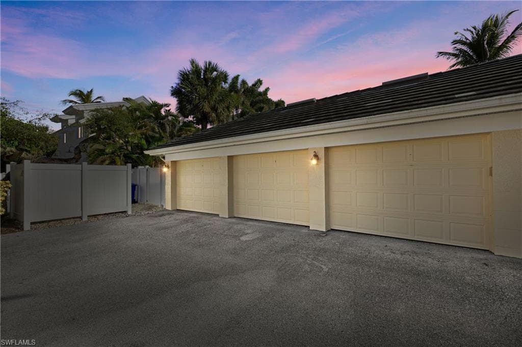 445 3rd Ave S 102, Naples, FL 34102-4