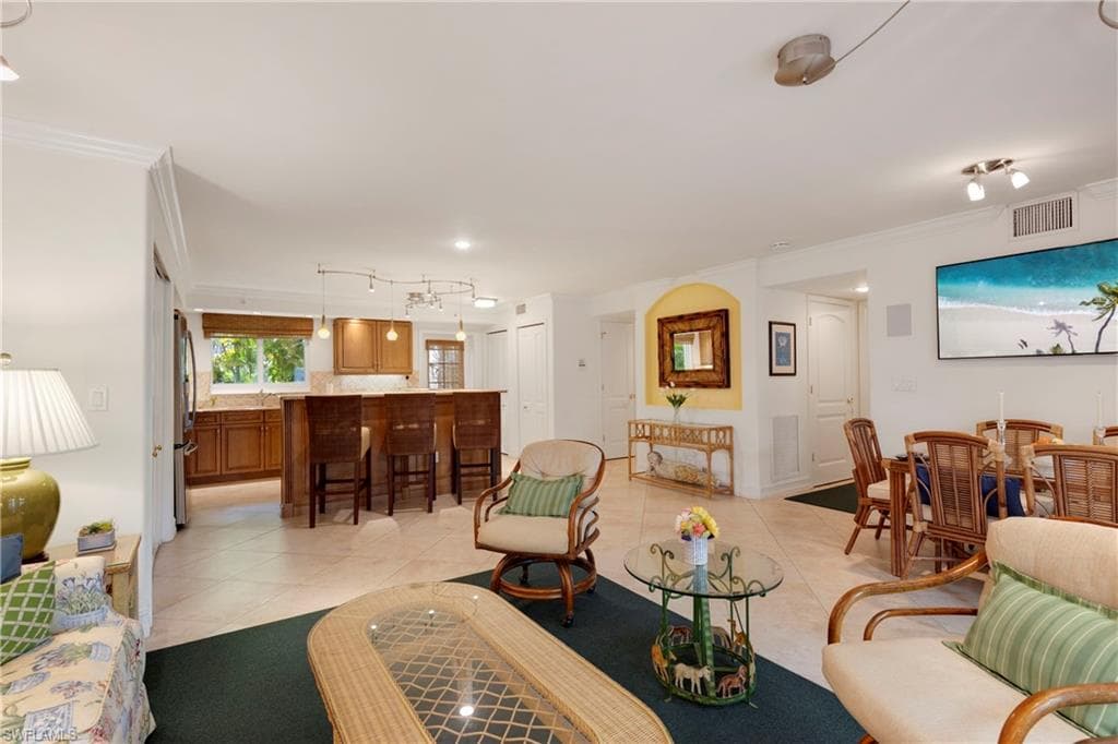 445 3rd Ave S 102, Naples, FL 34102-8