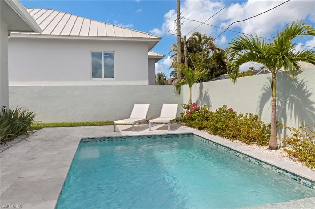 605 107th Ave N, Naples, FL 34108-9
