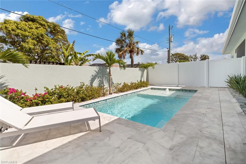 605 107th Ave N, Naples, FL 34108-4