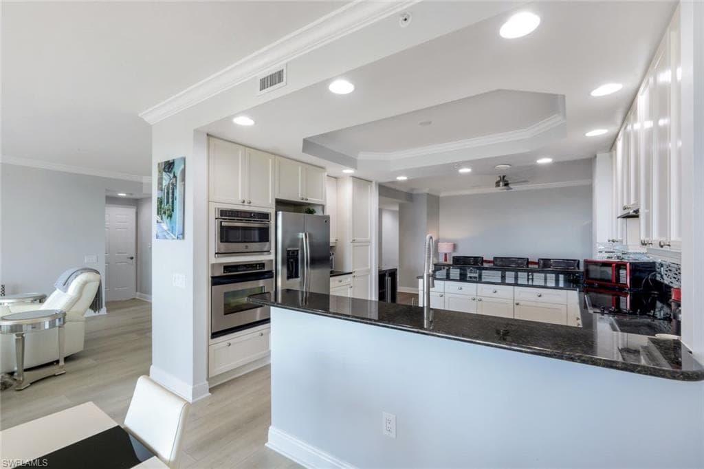 455 Cove Tower Dr 703, Naples, FL 34110-9