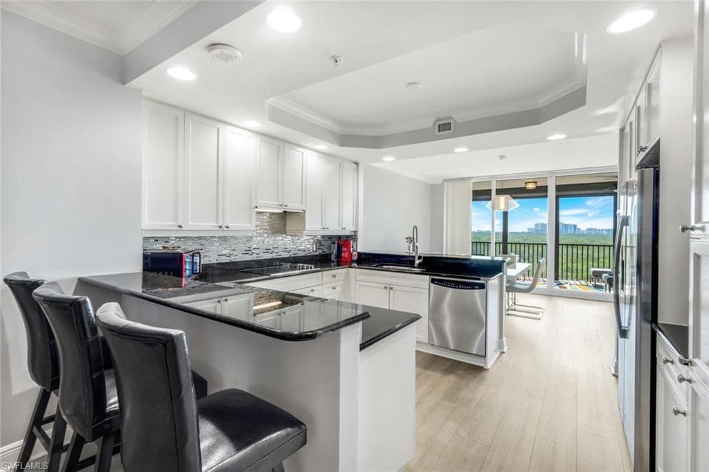 455 Cove Tower Dr 703, Naples, FL 34110-10