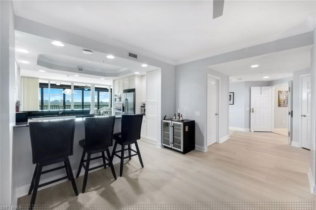 455 Cove Tower Dr 703, Naples, FL 34110-11