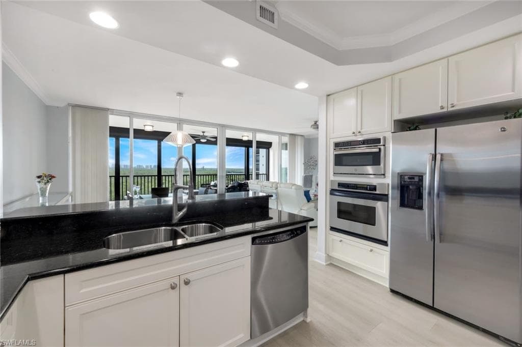455 Cove Tower Dr 703, Naples, FL 34110-13