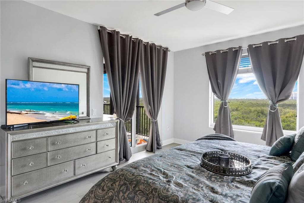 455 Cove Tower Dr 703, Naples, FL 34110-17